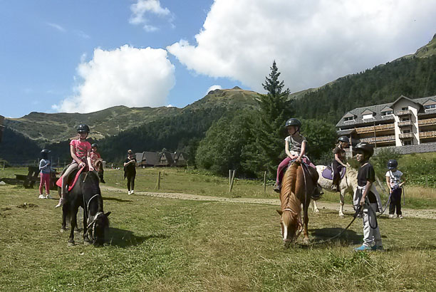 Vacances pour tous - colonies de vacances  - Le Lioran - À cheval dans le Cantal