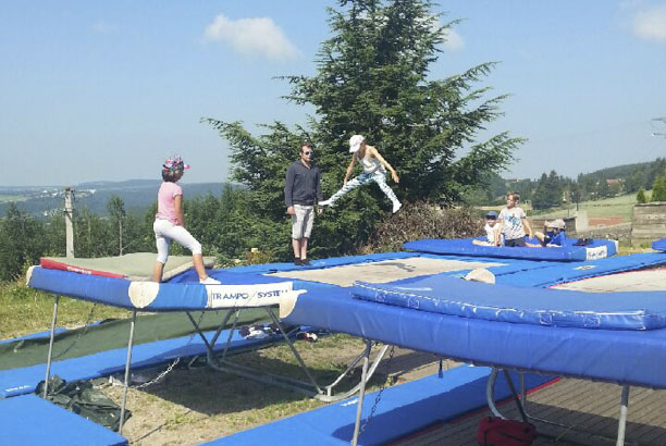 Vacances pour tous - colonies de vacances  - Le Bessat - Cirque et trampoline