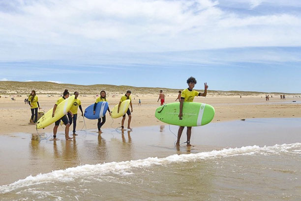 Vacances pour tous - colonies de vacances  - Taussat - Surfeur du Cap Ferret
