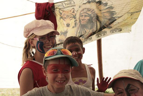 Vacances pour tous - colonies de vacances  - Salles-Curan - ... un papoose sous le grand tipi