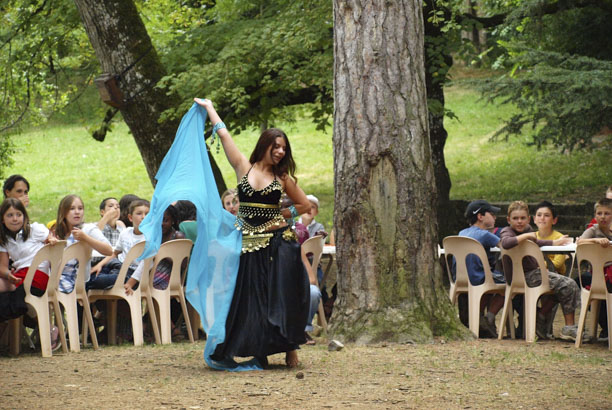 Vacances pour tous - colonies de vacances  - La Rouquette - Danses et cultures du monde en spectacle