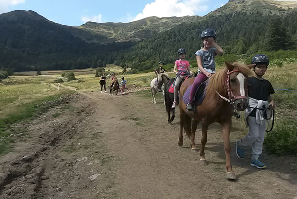 Vacances pour tous - colonies de vacances  - Le Lioran - À cheval dans le Cantal