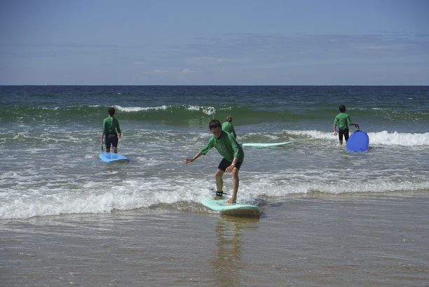 Vacances pour tous - colonies de vacances  - Mornac-sur-Seudre - Stage de surf à l'océan