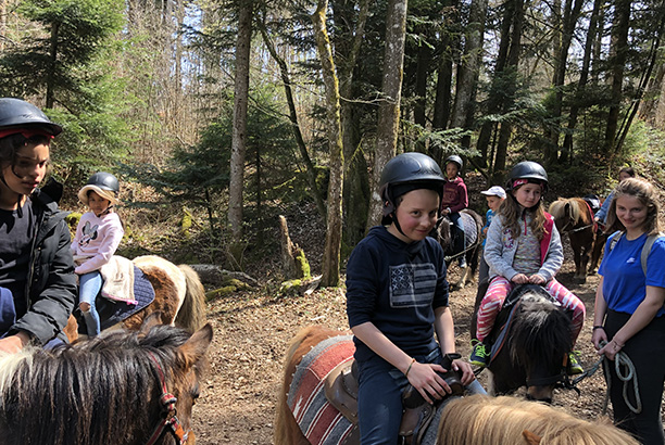 Vacances pour tous - colonies de vacances  - Annecy - Les poneys de la Y'Haute