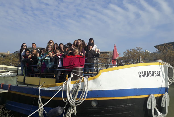 Vacances pour tous - colonies de vacances  - Itinérance en péniche - Un marin sur le canal du Midi