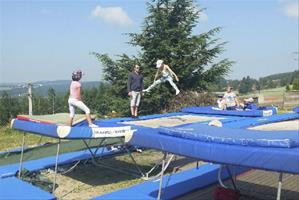 Vacances pour tous - colonies de vacances  - Le Bessat - Cirque et trampoline